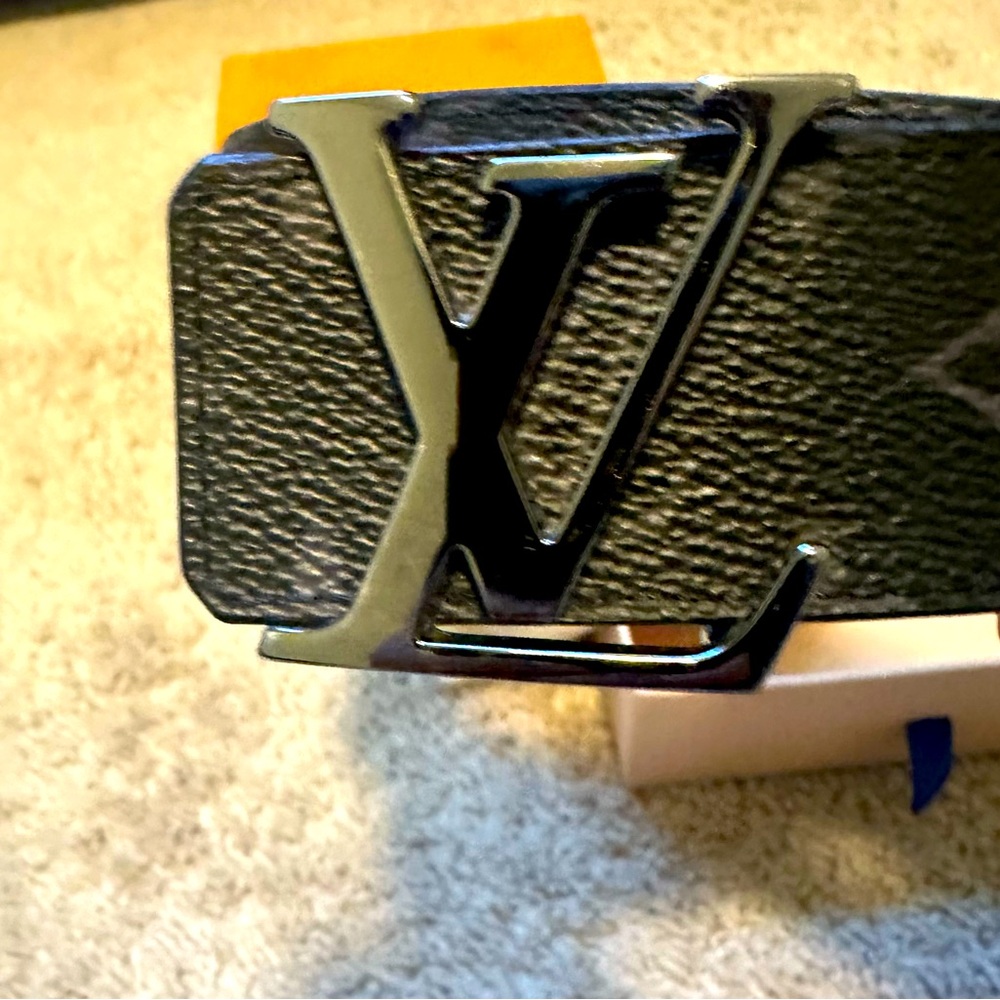Men’s BLK Louis Vuitton reversible belt. Excellent condition with box and duster